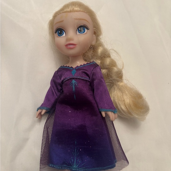 Disney Frozen 2 Anna & Elsa Lullaby Doll Set w/ Singing Bed EUC - Picture 15 of 17